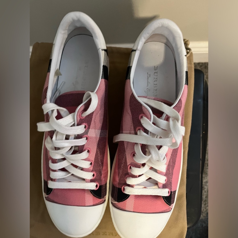 Women’s pink Burberry tennis size 10 gently used nice for casual wear.
